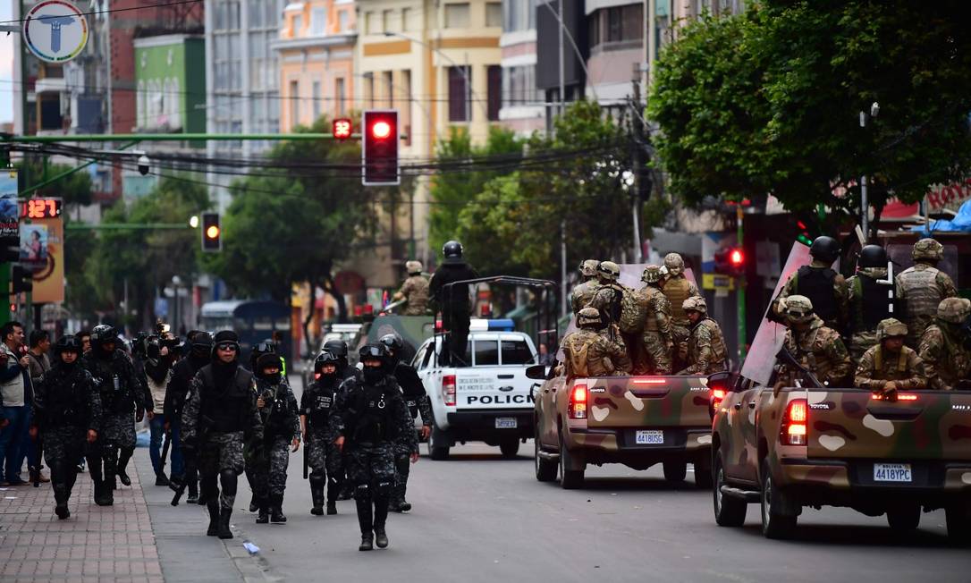 Policiais e soldados das Forças Armadas em El Alto, cidade de população indígena onde ocorreu o massacre de Senkata Foto: RONALDO SCHEMIDT / AFP 13-11-19