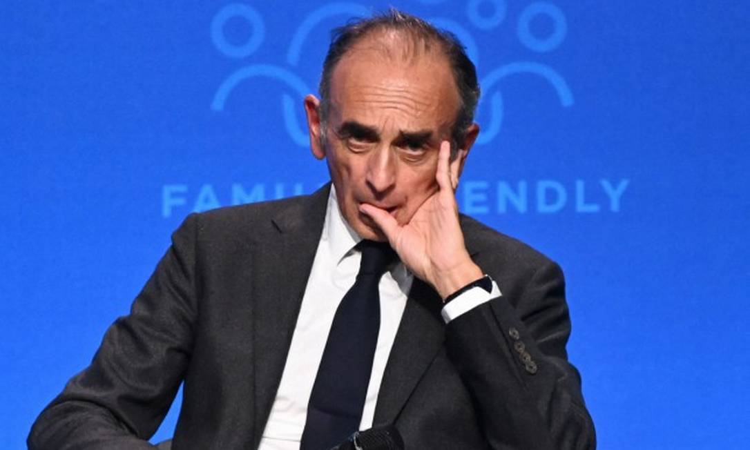 O ensaísta e jornalista político francês Éric Zemmour em um painel em Budapeste no dia 24 de setembro Foto: ATTILA KISBENEDEK / AFP