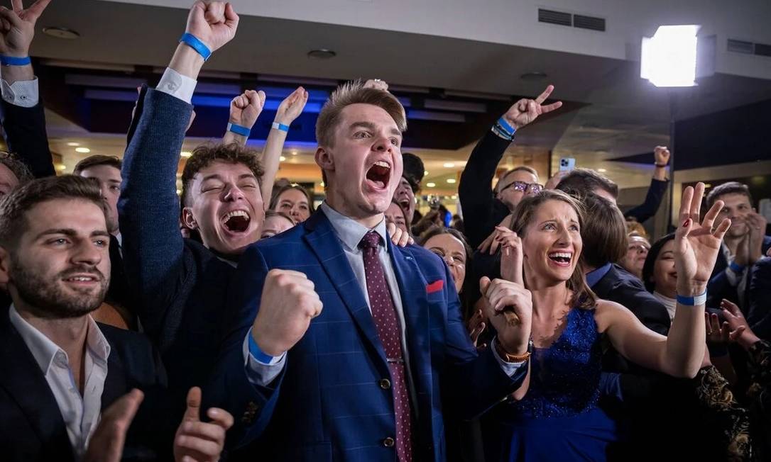 Apoiadores da coalizão de oposição da República Tcheca comemorando os resultados das eleições no sábado em Praga. Crédito ... Foto: EPA / Shutterstock (The New York Times)