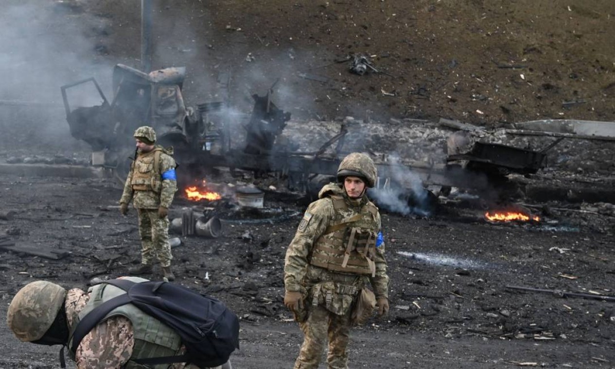 Membros do serviço ucraniano procuram e coletam projéteis não detonados após um ataque a Kiev neste sábado pela manhã Foto: SERGEI SUPINSKY / AFP