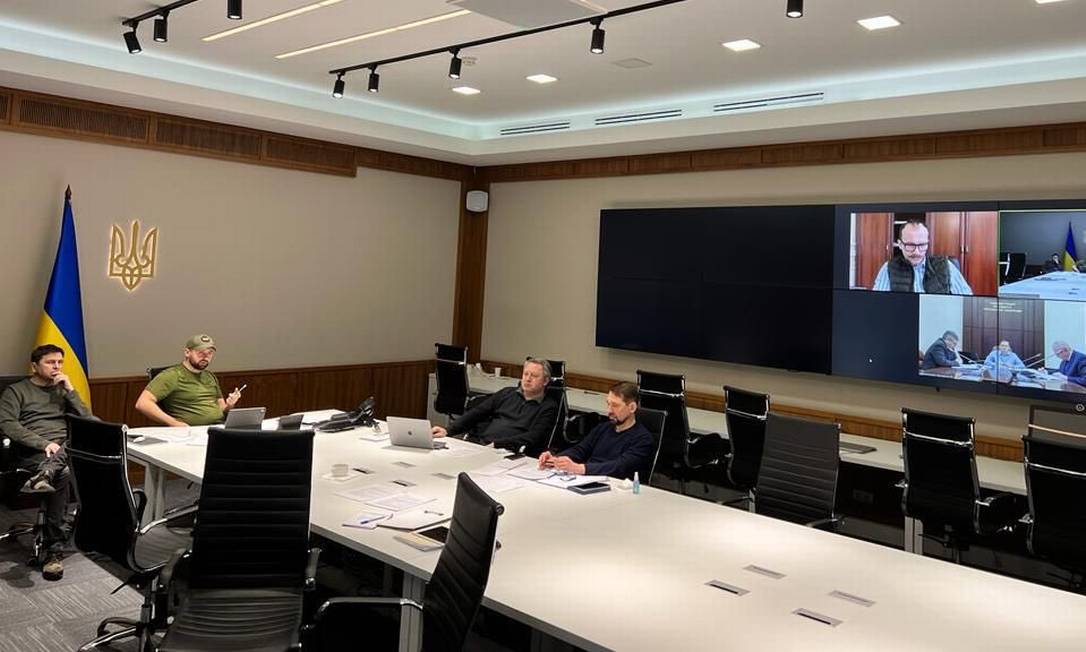 Foto divulgada pela delegação da Ucrânia da reunião entre as partes na segunda-feira Foto: Reprodução