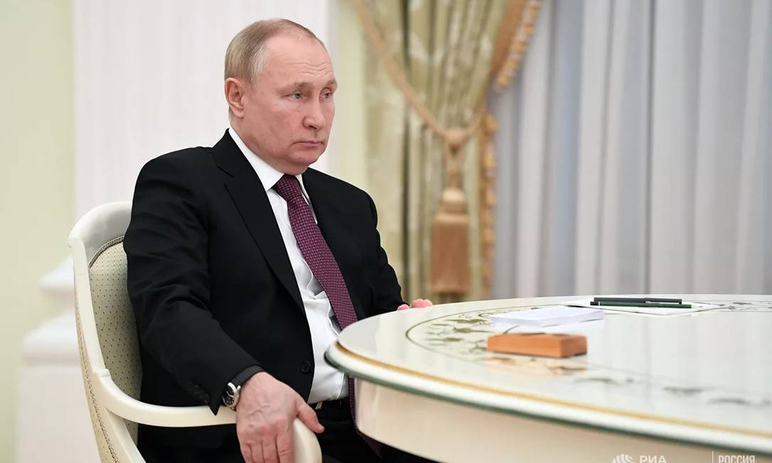 O presidente da Rússia, Vladimir Putin, na reunião televisionada com ministros desta quarta-feira Foto: Agência RIA