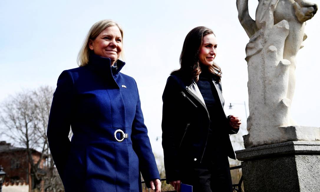 A primeira-minista da Suécia, Magdalena Andersson (esquerda), ao lado da premier da Finlândia, Sanna Marin, chegando à entrevista coletiva em Estocolmo Foto: TT NEWS AGENCY / via REUTERS