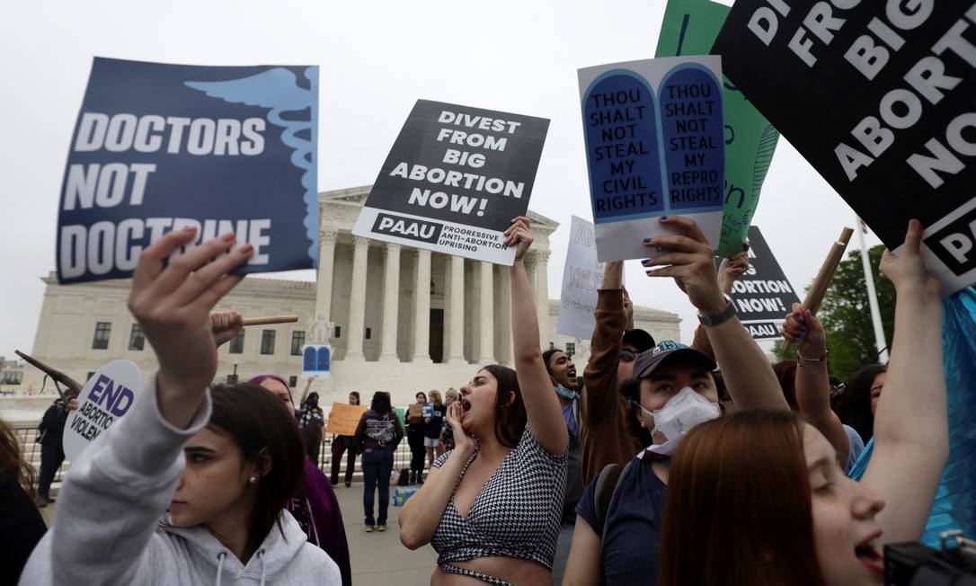 Manifestantes seguram cartazes durante um protesto do lado de fora da Suprema Corte dos EUA, após o vazamento de um projeto de opinião majoritária que pretende derrubar a histórica decisão Roe vs. Wade Foto: EVELYN HOCKSTEIN / REUTERS