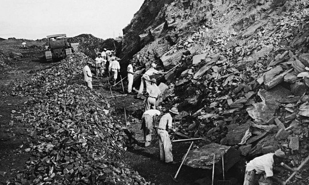 Operários extraem hamatita no Pico do Cauê, em Itabira: Drummond denunciou efeitos da mineração em sua cidade natal Foto: Arquivo Público Mineiro