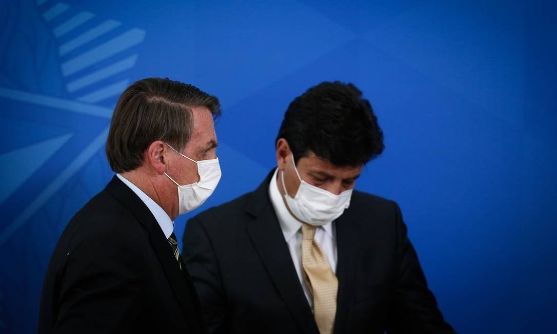 O presidente Jair Bolsonaro ao lado do ministro da Saúde Luiz Henrique Mandetta em coletiva no Planalto Foto: Pablo Jacob / Agência O Globo