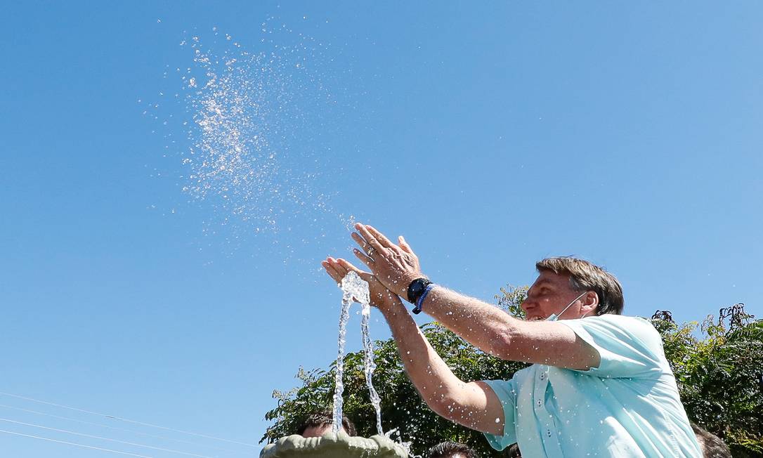 Presidente da República, Jair Bolsonaro, aciona a fonte conectada ao sistema integrado de abastecimento de água de Campo Alegre de Lourdes Foto: Isac Nobrega / Agência O Globo