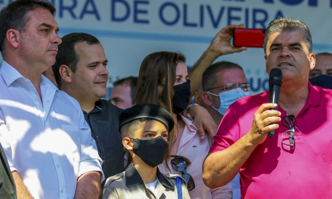 Senador Flávio Bolsonaro (PRB-RJ) participa de inauguração de viaduto com o prefeito de Duque de Caxias, Washington Reis. Foto Divulgação / Eliakin de Moura Foto: Agência O Globo