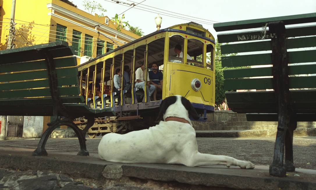 Na memória. Bonde circula pelo Largo das Neves: moradores já estão há oito anos sem o transporte Foto: Marcelo Sayão/28-09-2001