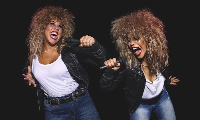 As atrizes Evelyn Castro e Kacau Gomes, em cena de "Quebrando regras — Um tributo a Tina Turner' Foto: Dan Coelho / Divulgação