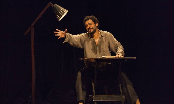 Rui Ricardo Diaz, em cena da peça 'A hora e a vez' Foto: Águeda Amaral / Divulgação