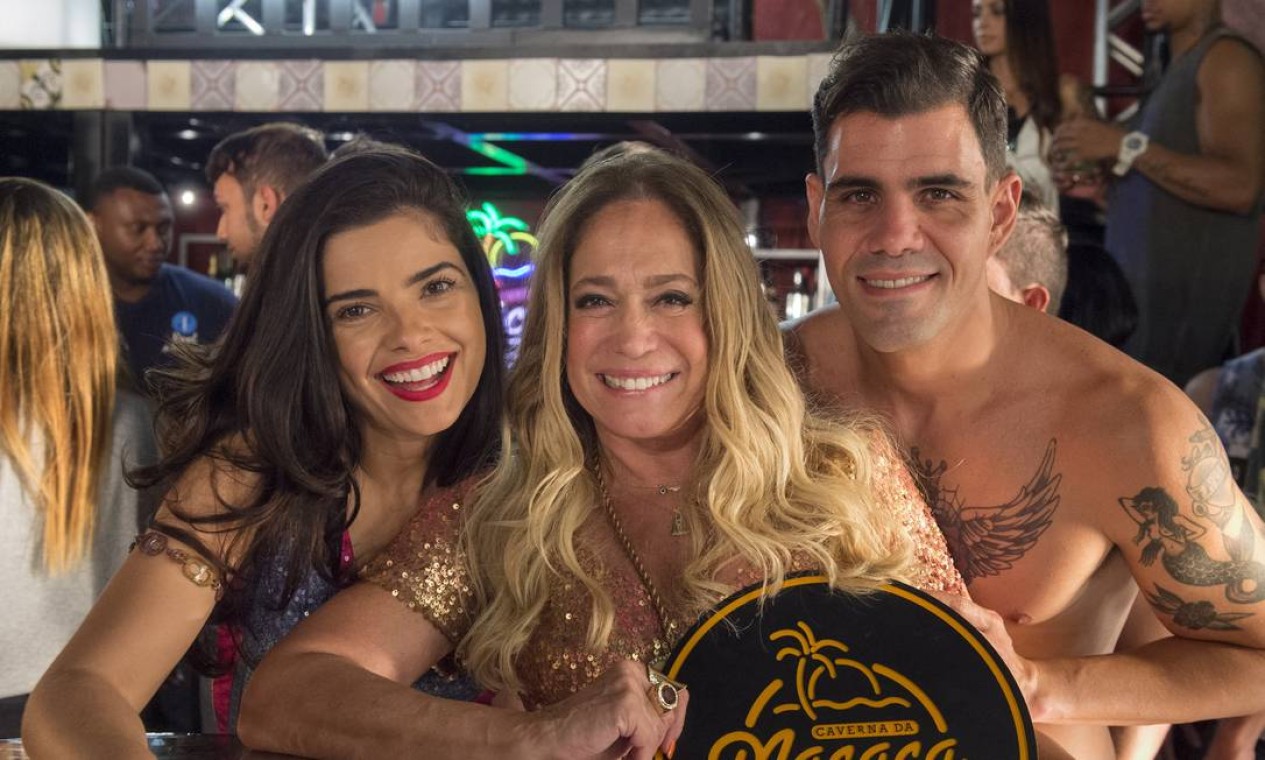 Juliano Cazarré, Susana Vieira e Vanessa Giácomo nos bastidores de uma gravação na Caverna da Macaca, cenário da novela 'A regra do jogo' (2015) Foto: Estevam Avellar / TV Globo