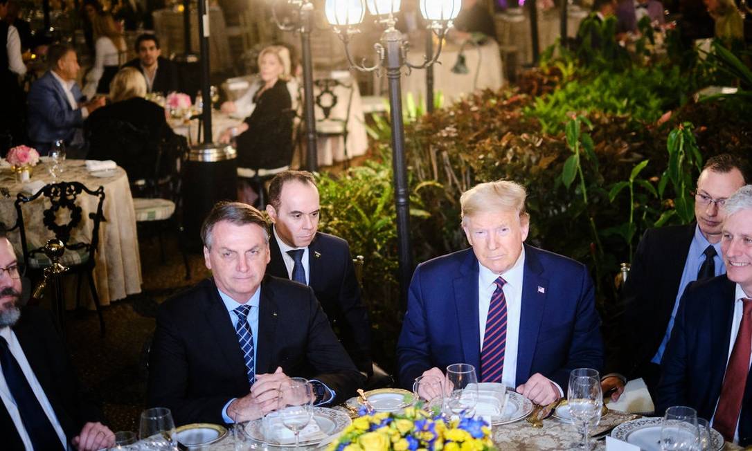 Os presidentes Jair Bolsonaro e Donald Trump em jantar no resort do líder americano na Flórida Foto: T.J. Kirkpatrick / New York Times