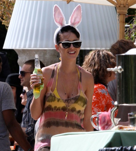 Katy Perry and Russell Brand celebrating easter with their friends in Los Feliz, CA. Pictured: Katy Perry Ref: SPL169455 040410 Picture by: Splash News Splash News and Pictures Los Angeles: 310-821-2666 New York: 212-619-2666 London: 870-934-2666 photodesk@splashnews.com