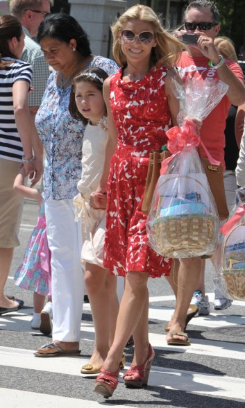 Kelly Ripa in a dress leaves the White House Easter egg hunt with baskets in hand along with daughter Lola, Washington, DC. Pictured: Kelly Ripa Consuelos, Lola Consuelos Ref: SPL271263 250411 Picture by: Brandon Todd / Splash News Splash News and Pictures Los Angeles: 310-821-2666 New York: 212-619-2666 London: 870-934-2666 photodesk@splashnews.com