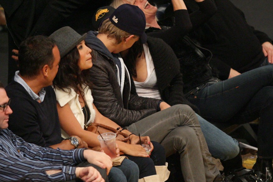 Vanessa Hudgens and her new boyfriend Austin Butler go heavy on the PDA as they watch the Los Angeles Lakers at the Staples Center in Los Angeles, CA. Pictured: Vanessa Hudgens and Austin Butler Ref: SPL348266 070112 Picture by: London Entertainment / Splash Splash News and Pictures Los Angeles: 310-821-2666 New York: 212-619-2666 London: 870-934-2666 photodesk@splashnews.com