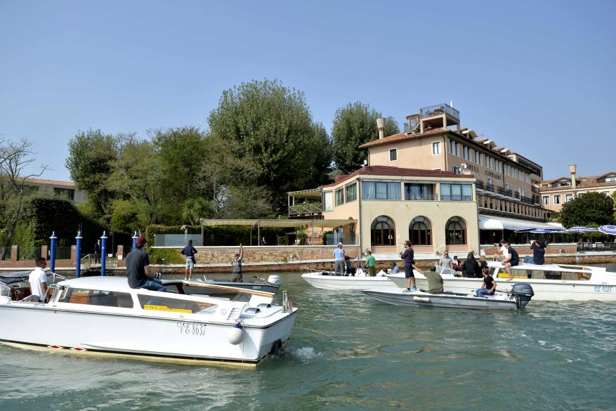 Paparazzi stand on boats to snap pics of Clooney, Crawford and Gerber.