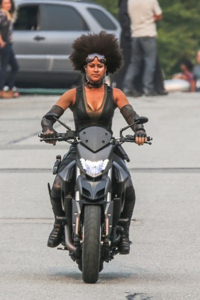 Ryan Reynolds films with *FIRST LOOK* Zazie Beetz as Domino on Deadpool 2 Set