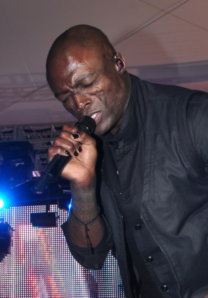 Seal paints his fingernails in Miami