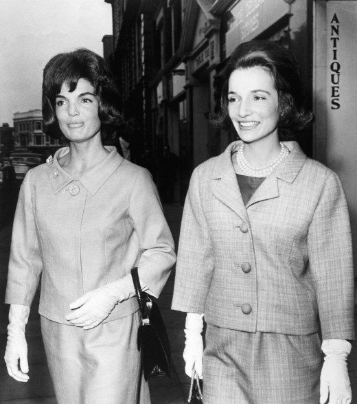 Jackie Kennedy and Lee Radziwill walk through the streets of London.