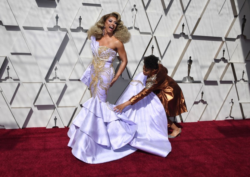 Jenifer Lewis helps Shangela out with her dress.