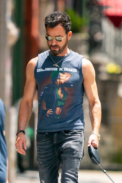 Justin Theroux wears an Alicia Keys t-shirt while out in New York.