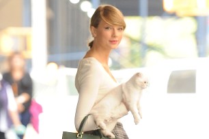 Taylor Swift and her cat Meredith Grey.