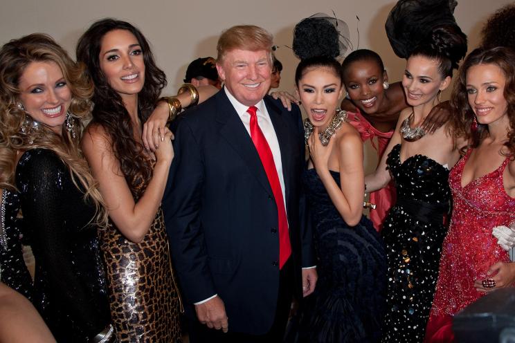 Donald Trump amid the women of Miss Universe in 2011.