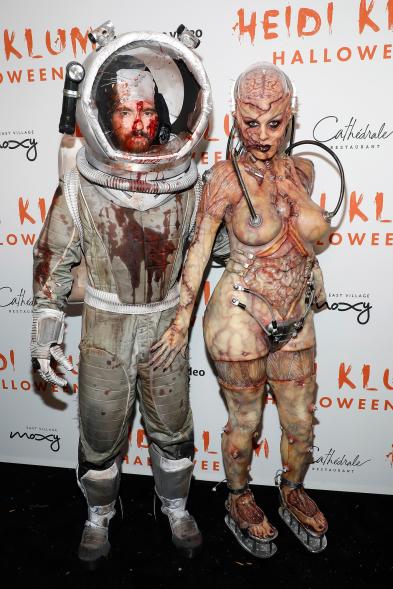 Tom Kaulitz and Heidi Klum as an astronaut and an alien