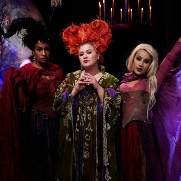 Kelly Clarkson and her backup singers as the Sanderson sisters from "Hocus Pocus"