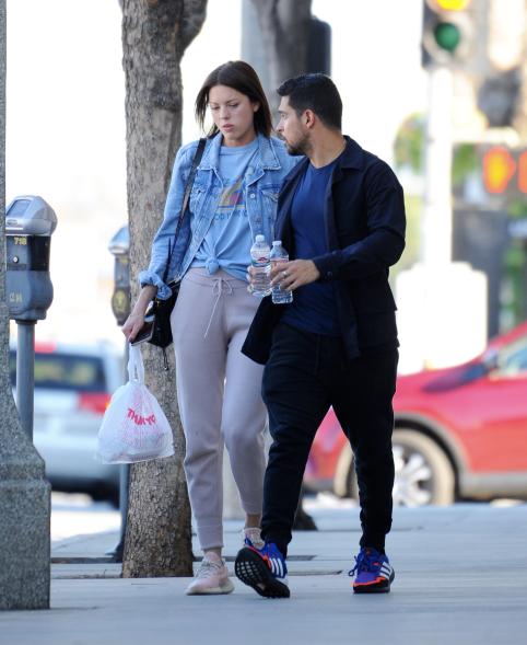 Model Amanda Pacheco shows off her engagement ring while out for lunch with fiance Wilmer Valderrama