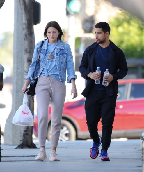 Model Amanda Pacheco shows off her engagement ring while out for lunch with fiance Wilmer Valderrama