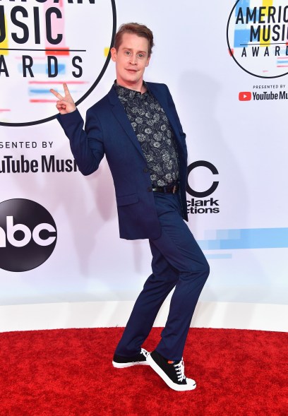 Flashing the peace sign at the AMAs in 2018