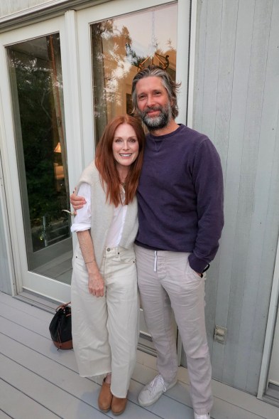 Julianne Moore and her husband, Bart Freundlich, get close at a screening of the movie star's latest flick, "The Glorias," at a private Hamptons home.