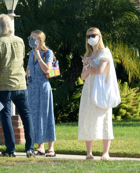 Dakota and Elle Fanning go house hunting in Burbank with their mom.