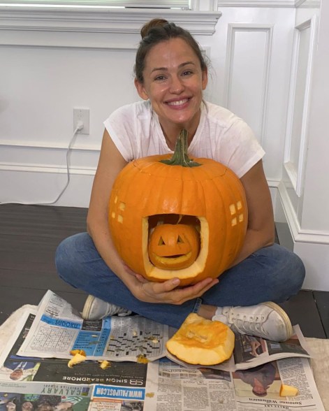 Jennifer Garner's expression matches her jack-o'-lantern as she prepares for Halloween.