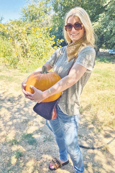 Jessica Simpson reminisces about being pregnant while visiting a pumpkin patch.