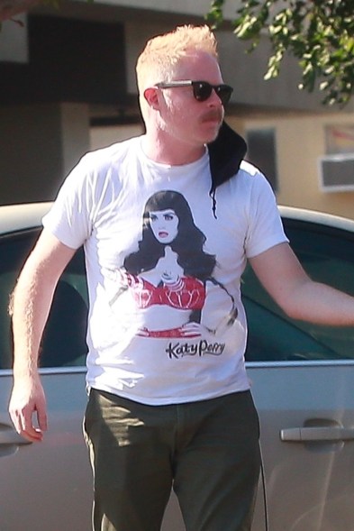 Jesse Tyler Ferguson wears a Katy Perry T-shirt while getting groceries in Los Angeles.