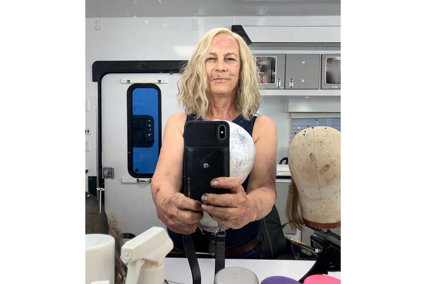 Jamie Lee Curtis appears bruised and bloodied on the set of "Halloween."