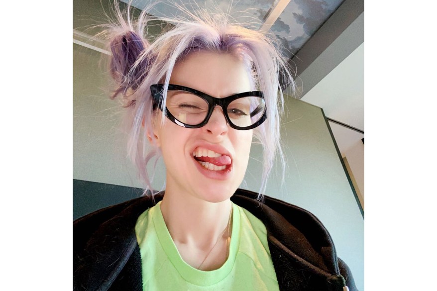 "I woke up like dis....," says Kelly Osbourne, showing off her purple hair.