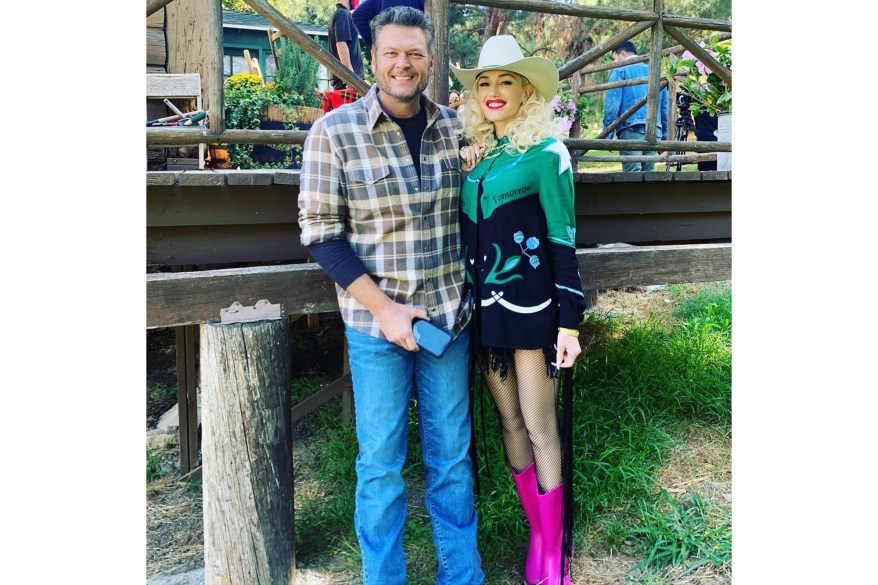 After beating him on “The Voice,” Gwen Stefani goes country for her fiancé Blake Shelton.