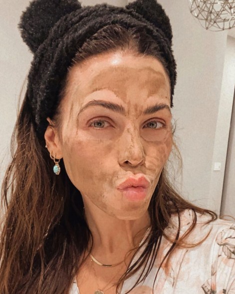 Jenna Dewan does a mud mask while taking a break from caring for her 9-month-old son, Callum, and 7-year-old daughter, Everly.