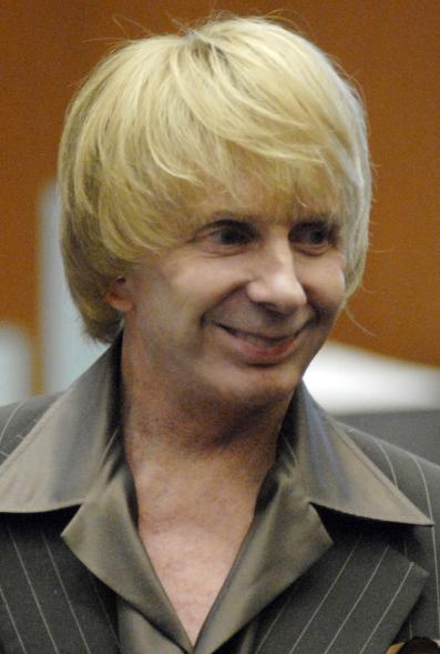 Spector wearing a blonde wig at his murder trial in 2007.