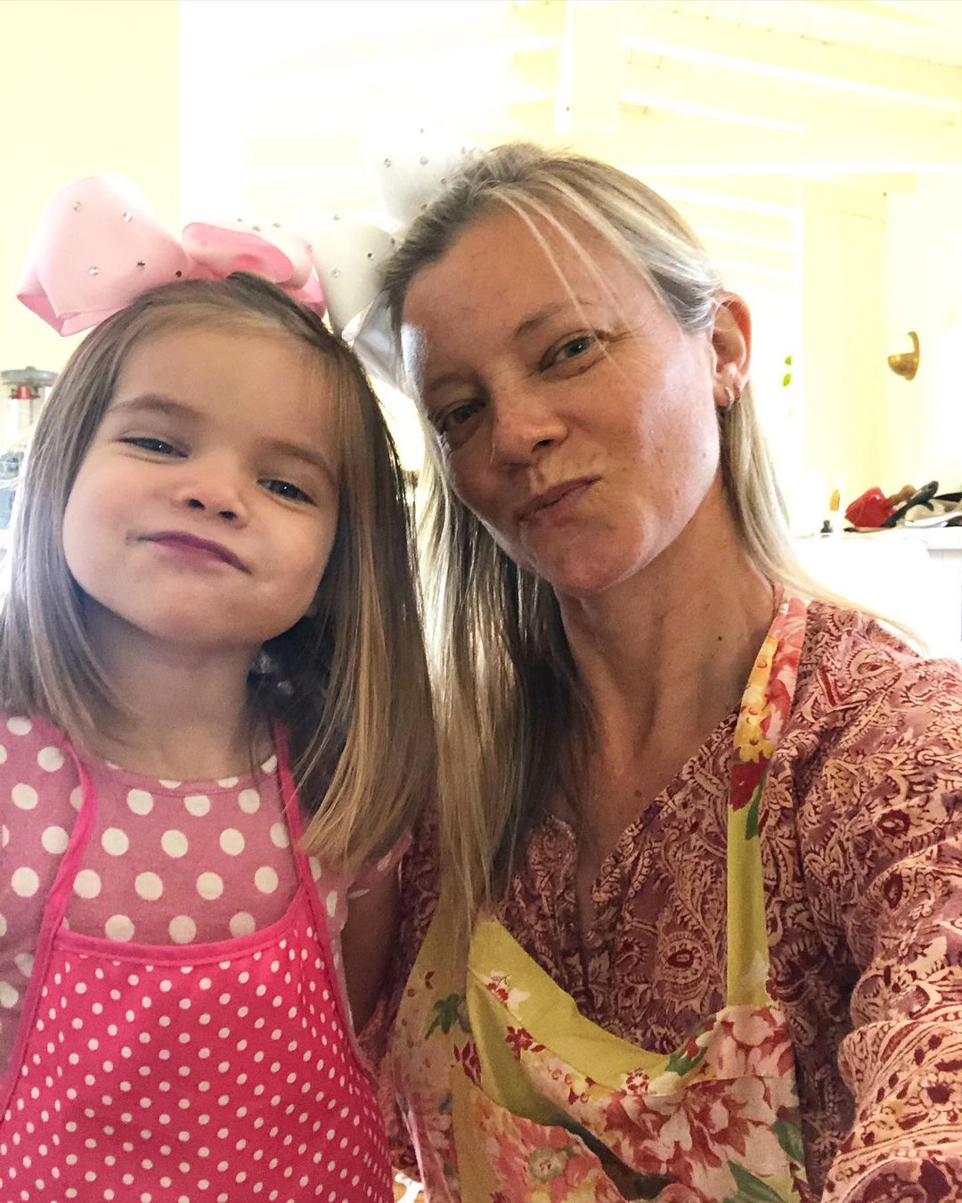 Amy Smart takes a selfie with her daughter Flora.