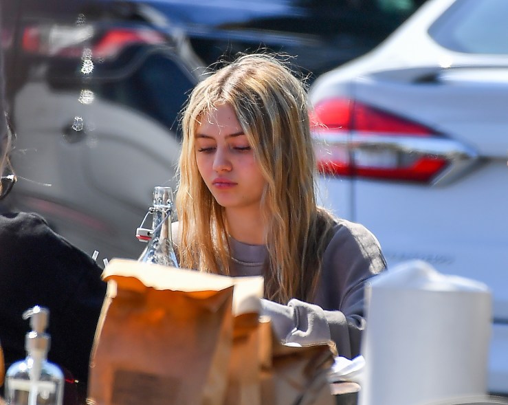 Heidi Klum's daughter Leni Klum grabs lunch with pals in Malibu.