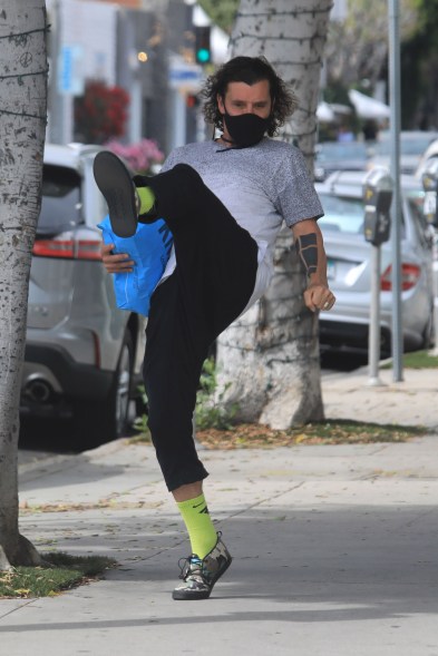 Gavin Rossdale — and his leg — are in "high" spirits as he leaves the MedMen marijuana dispensary in West Hollywood.