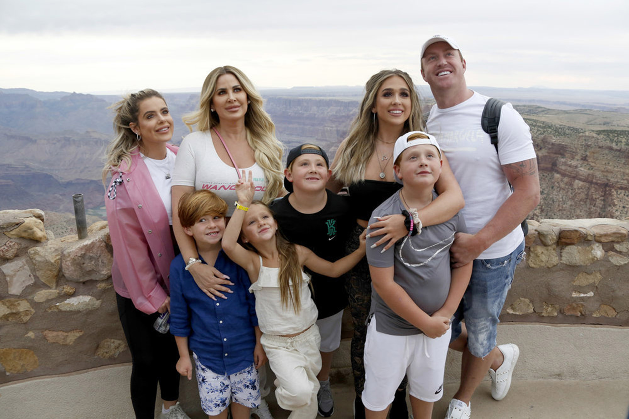 Brielle Biermann, Kane Biermann, Kim Zolciak-Biermann, Kaia Biermann, Kash Biermann, Ariana Biermann, KJ Biermann and Kroy Biermann pose together.