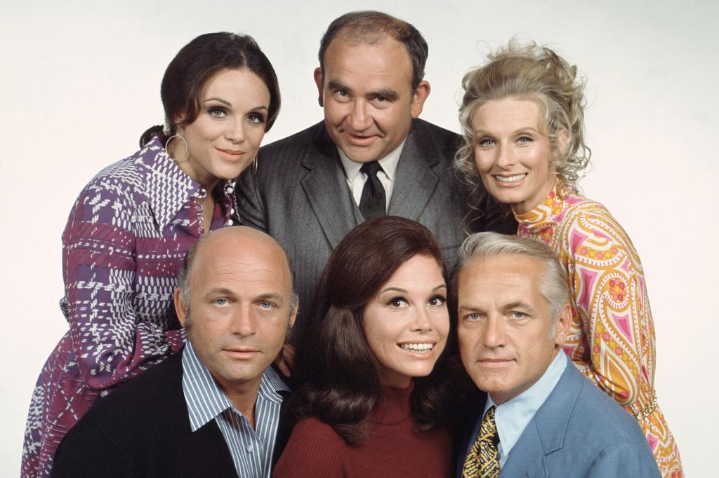 The cast of the Mary Tyler Moore show. Ed Asner (back center) pose for a publicity photo.