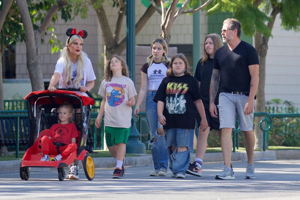 Tori Spelling, Dean McDermott, and their children.