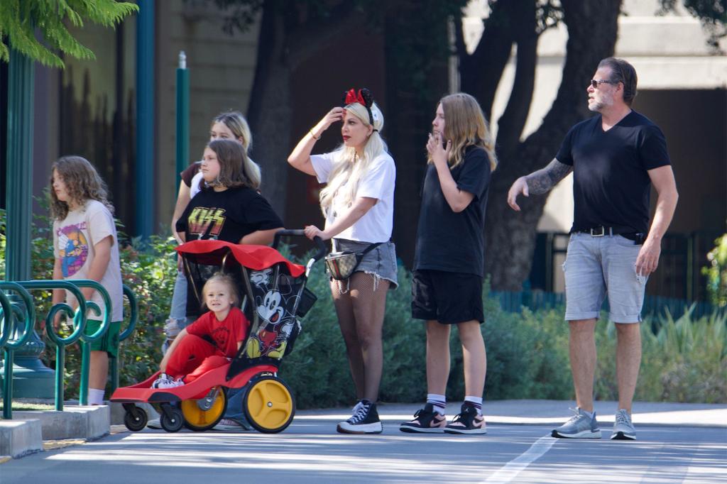 Tori Spelling, Dean McDermott, and their children.